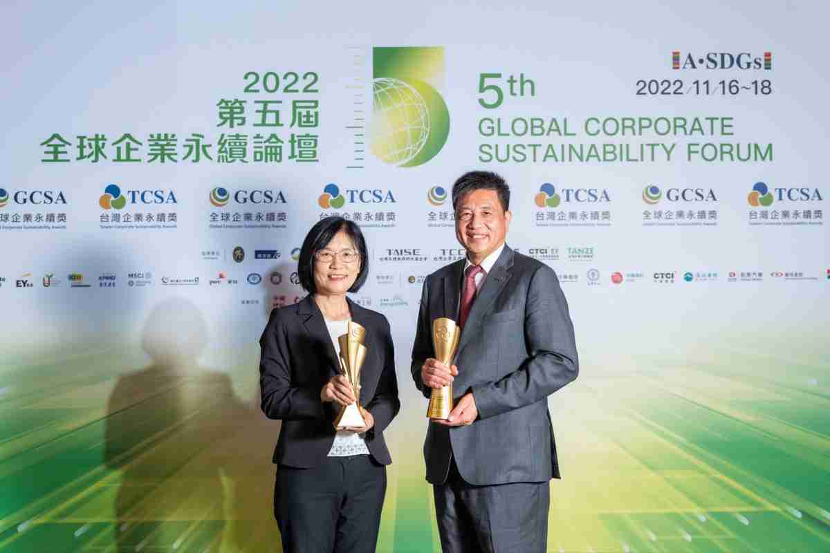 28国际作为净零碳排先锋，，，，期引领价值链伙伴同行共好，，，卫冕制造业组“十大典范企业” 二连冠殊荣(左：28国际光电永续长古秀华，，，，右：28国际光电董事长暨执行长彭双浪)