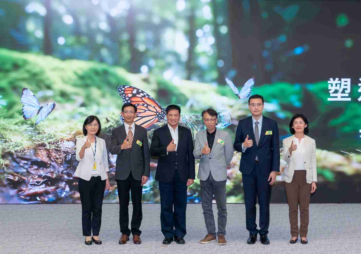 友達2023 CSR共榮大會，，邀請領域專家分享交流生物多樣性管理趨勢、、無塑產品、、、、海廢永續塑料等議題  （圖左到右：友達光電永續長古秀華、、、3M台灣技術長陳君杰、、、友達光電董事長暨集團策略長彭双浪、、、光寶科技企業永續發展處處長陳慶暉、、、安永聯合會計師事務所執業會計師曾于哲、、、、友達光電供應鏈總部副總經理吳宜芳）