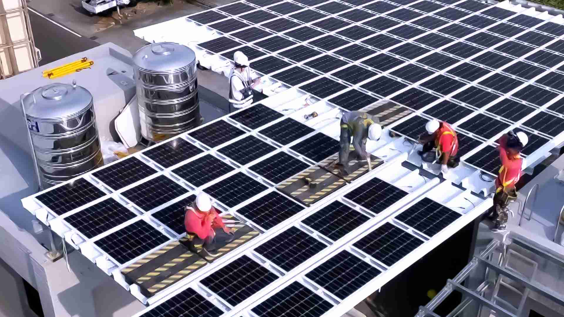 28国际着力于替代能源之技术研发，，，如光电浪板的相关制程、、、、设备与产品，，其中所开发之光电整合型浪板，，，，减少传统金属支架安装，，，更提升耐候度，，，可广泛运用于多元场域，，并辅助建筑达到净零碳排目标