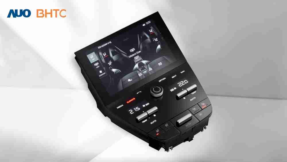 作為友達新生力軍，，，，BHTC所展示的中央與後座鞍部的Display HMI產品，，可處理多區恆溫控制、、、顯示畫面，，，呈現仿真3D車室分區；以力傳感技術精準傳遞觸感，，並結合音量及震動反饋，，，，防止意外啟動，，提供使用者自然流暢、、直觀且輕鬆駕馭的舒適介面