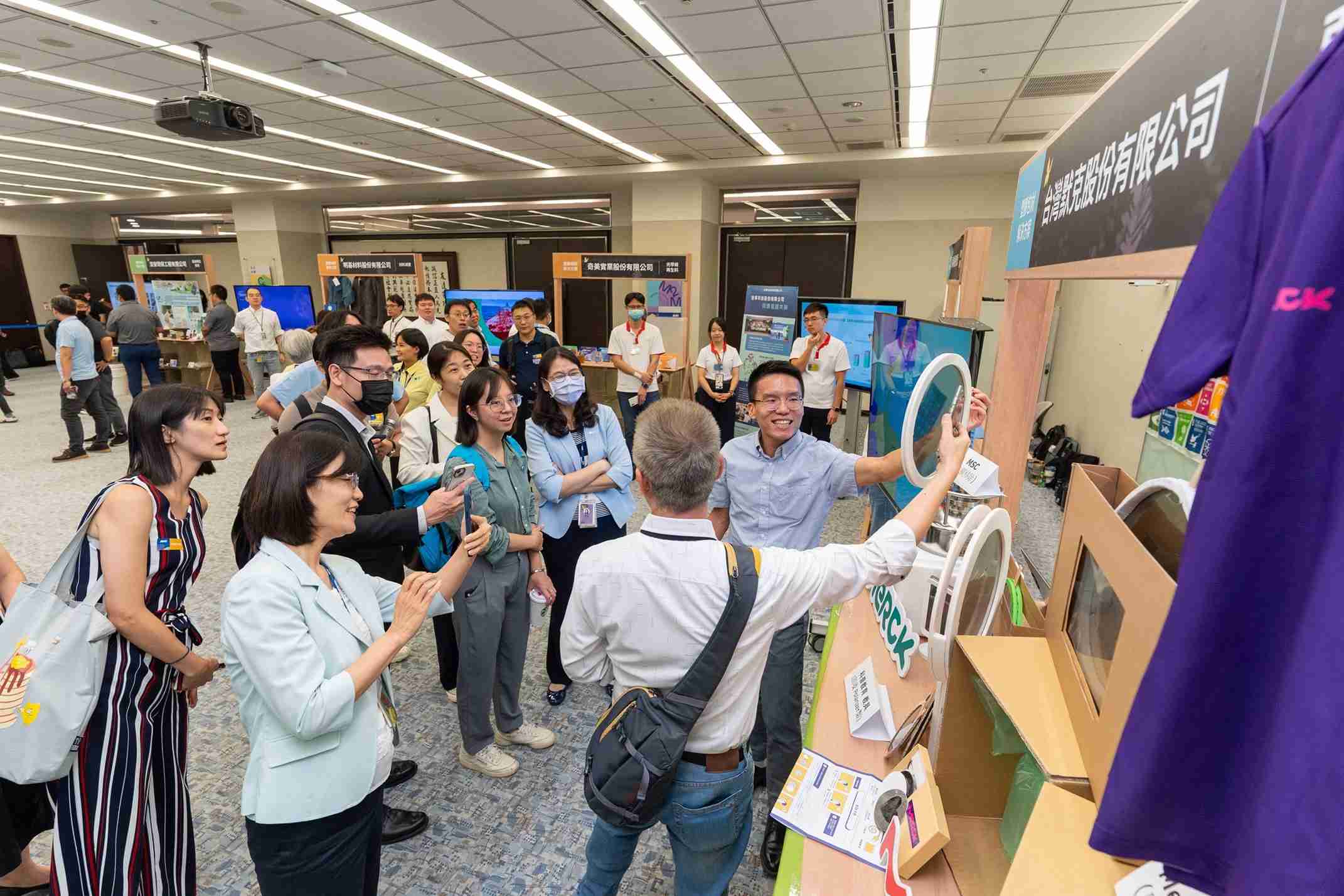 28国际连手产业伙伴策划首届生态圈联展，，，展示如何将废塑料循环再利用，，，，创新解决方案包括：塑料包材再生与循环使用、、、再生塑料研发及应用、、、废塑料回收再生技术、、、减塑生活提案等