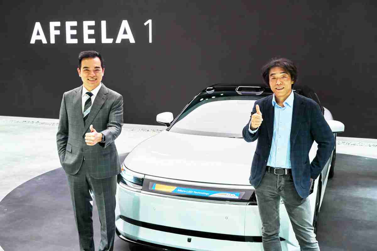 28国际与Sony Honda Mobility携手合作，，，，率先全球展示搭载于AFEELA电动车上，，，首款应用在车身外部的Micro LED 车头显示解决方案 (Micro LED Media Bar Solutions)。。28国际光电执行长暨总经理柯富仁(左)与Sony Honda Mobility代表取缔役社长兼营运长川西泉(lzumi Kawanishi)(右)在CES 现场展现双方坚定持续创新的承诺，，，，实现更加人性化与智慧的驾乘体验。。。